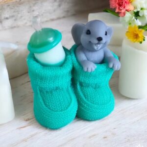 Muis in slof met flesje van zeep / kleur: mint groen